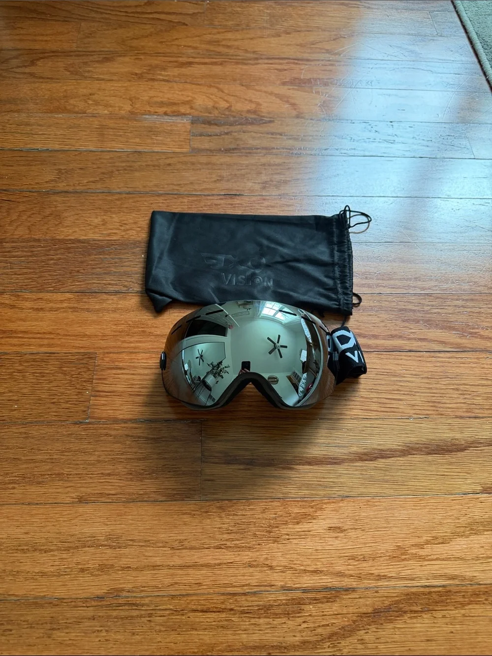 Ski/Snowboarding goggles Silver Mirrored Lens with Black Strap and Soft Pouch